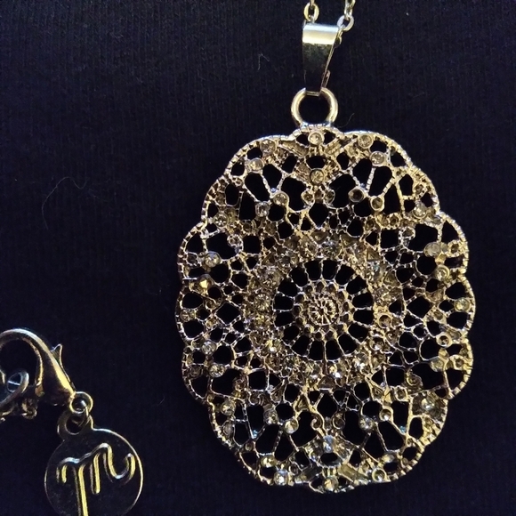 Silvertone necklace and interwined bangles - Picture 5 of 9